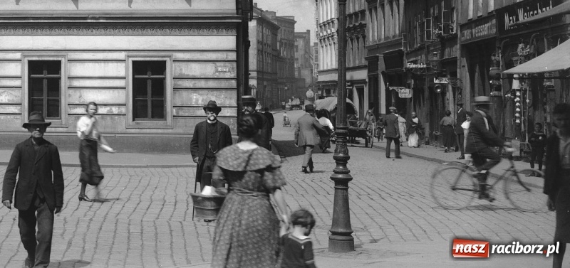 Zdjęcie w galerii na portalu naszraciborz.pl: Sto lat temu na raciborskiej ulicy. Ludzie, moda, samochody, sklepy... wiadomości z regionu