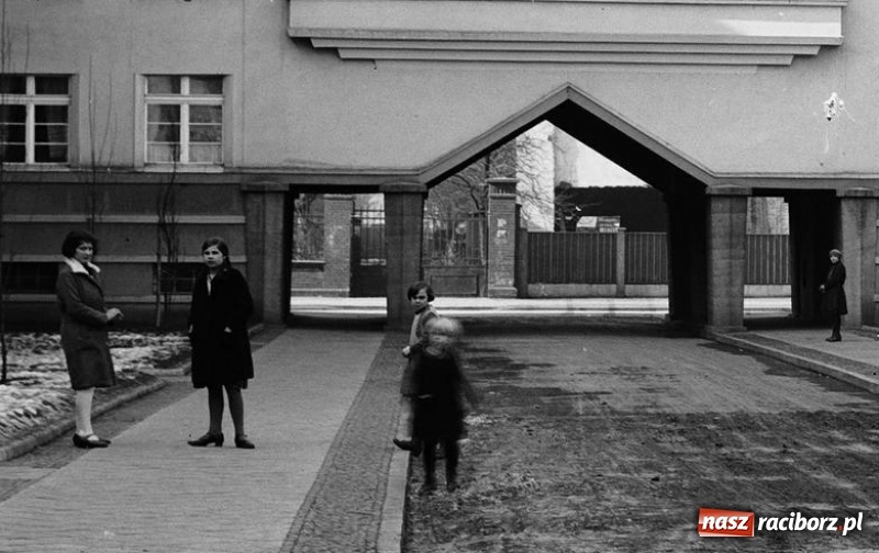 Zdjęcie w galerii na portalu naszraciborz.pl: Sto lat temu na raciborskiej ulicy. Ludzie, moda, samochody, sklepy... wiadomości z regionu