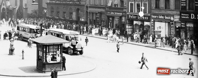 Zdjęcie w galerii na portalu naszraciborz.pl: Sto lat temu na raciborskiej ulicy. Ludzie, moda, samochody, sklepy... wiadomości z regionu