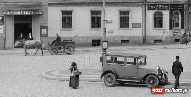 Zdjęcie w galerii na portalu naszraciborz.pl: Sto lat temu na raciborskiej ulicy. Ludzie, moda, samochody, sklepy... wiadomości z regionu