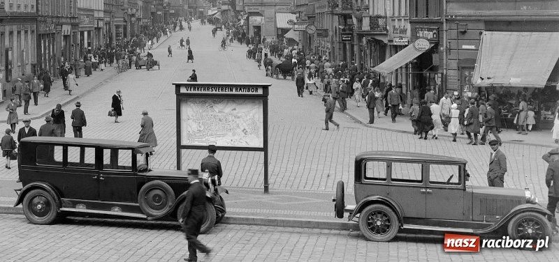 Zdjęcie w galerii na portalu naszraciborz.pl: Sto lat temu na raciborskiej ulicy. Ludzie, moda, samochody, sklepy... wiadomości z regionu