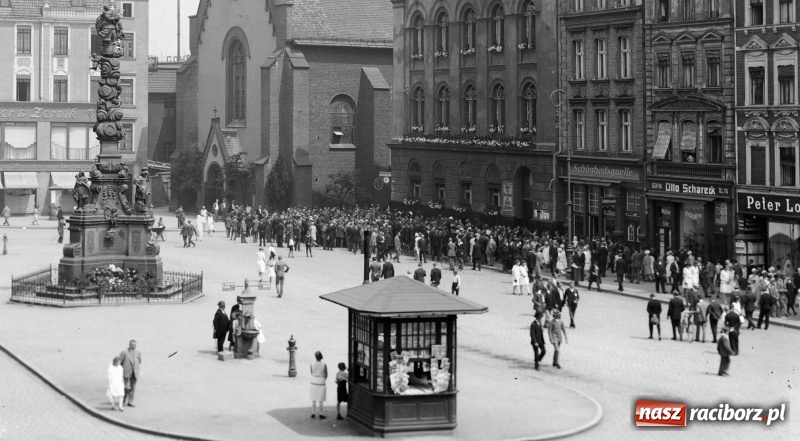 Zdjęcie w galerii na portalu naszraciborz.pl: Sto lat temu na raciborskiej ulicy. Ludzie, moda, samochody, sklepy... wiadomości z regionu