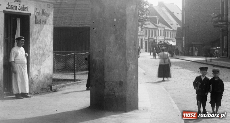 Zdjęcie w galerii na portalu naszraciborz.pl: Sto lat temu na raciborskiej ulicy. Ludzie, moda, samochody, sklepy... wiadomości z regionu