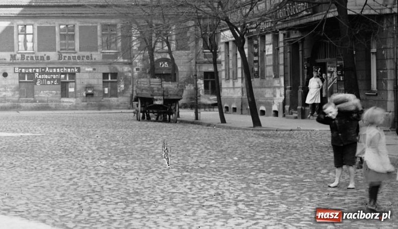 Zdjęcie w galerii na portalu naszraciborz.pl: Sto lat temu na raciborskiej ulicy. Ludzie, moda, samochody, sklepy... wiadomości z regionu