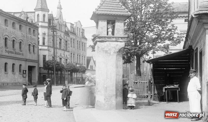 Zdjęcie w galerii na portalu naszraciborz.pl: Sto lat temu na raciborskiej ulicy. Ludzie, moda, samochody, sklepy... wiadomości z regionu