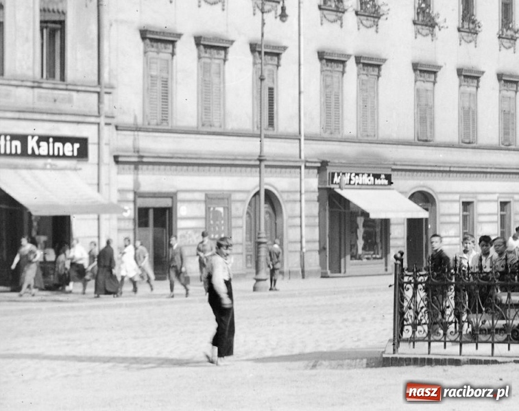 Zdjęcie w galerii na portalu naszraciborz.pl: Sto lat temu na raciborskiej ulicy. Ludzie, moda, samochody, sklepy... wiadomości z regionu