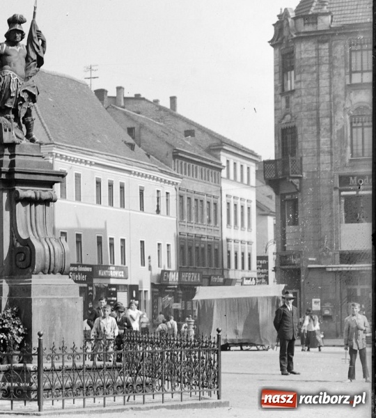 Zdjęcie w galerii na portalu naszraciborz.pl: Sto lat temu na raciborskiej ulicy. Ludzie, moda, samochody, sklepy... wiadomości z regionu