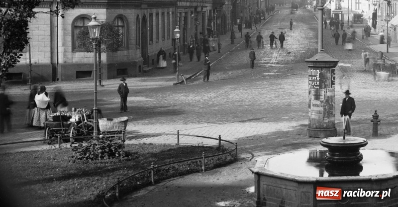Zdjęcie w galerii na portalu naszraciborz.pl: Sto lat temu na raciborskiej ulicy. Ludzie, moda, samochody, sklepy... wiadomości z regionu