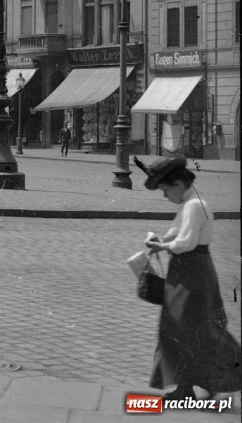 Zdjęcie w galerii na portalu naszraciborz.pl: Sto lat temu na raciborskiej ulicy. Ludzie, moda, samochody, sklepy... wiadomości z regionu