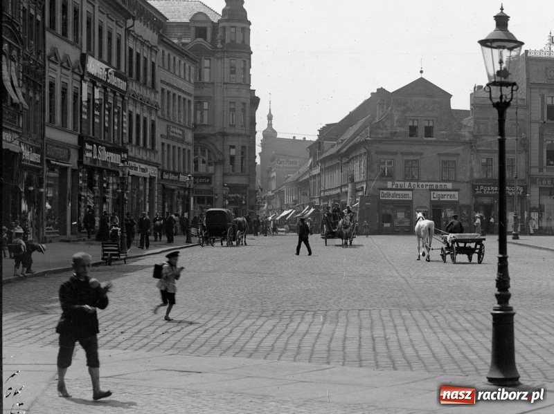 Zdjęcie w galerii na portalu naszraciborz.pl: Sto lat temu na raciborskiej ulicy. Ludzie, moda, samochody, sklepy... wiadomości z regionu