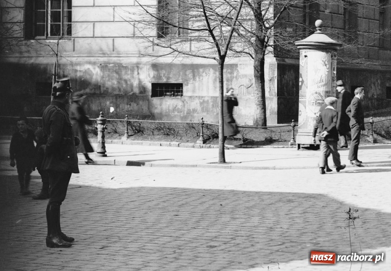 Zdjęcie w galerii na portalu naszraciborz.pl: Sto lat temu na raciborskiej ulicy. Ludzie, moda, samochody, sklepy... wiadomości z regionu