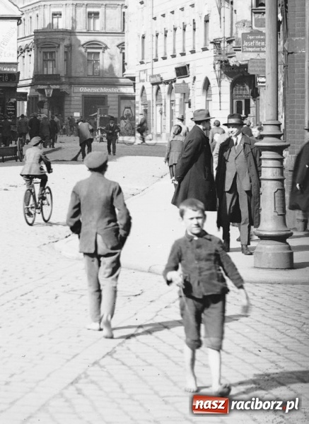 Zdjęcie w galerii na portalu naszraciborz.pl: Sto lat temu na raciborskiej ulicy. Ludzie, moda, samochody, sklepy... wiadomości z regionu