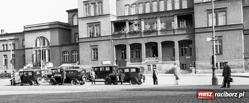 Zdjęcie w galerii na portalu naszraciborz.pl: Sto lat temu na raciborskiej ulicy. Ludzie, moda, samochody, sklepy... wiadomości z regionu