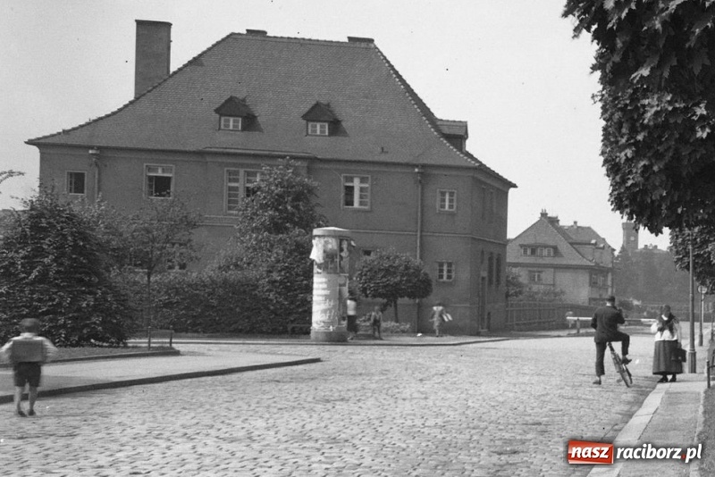 Zdjęcie w galerii na portalu naszraciborz.pl: Sto lat temu na raciborskiej ulicy. Ludzie, moda, samochody, sklepy... wiadomości z regionu