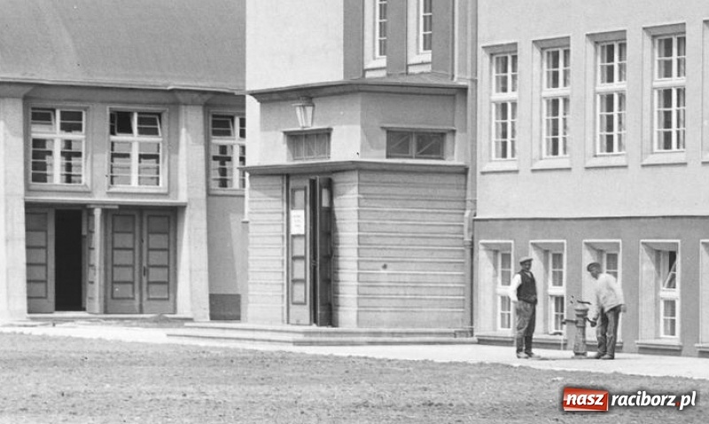 Zdjęcie w galerii na portalu naszraciborz.pl: Sto lat temu na raciborskiej ulicy. Ludzie, moda, samochody, sklepy... wiadomości z regionu