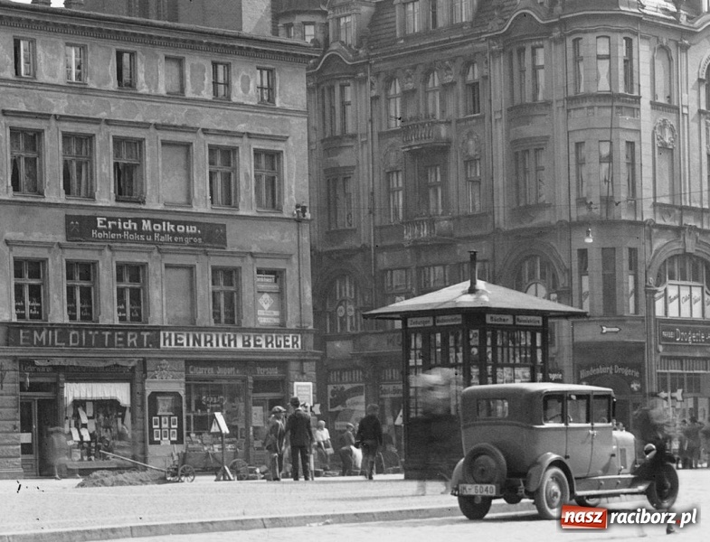 Zdjęcie w galerii na portalu naszraciborz.pl: Sto lat temu na raciborskiej ulicy. Ludzie, moda, samochody, sklepy... wiadomości z regionu