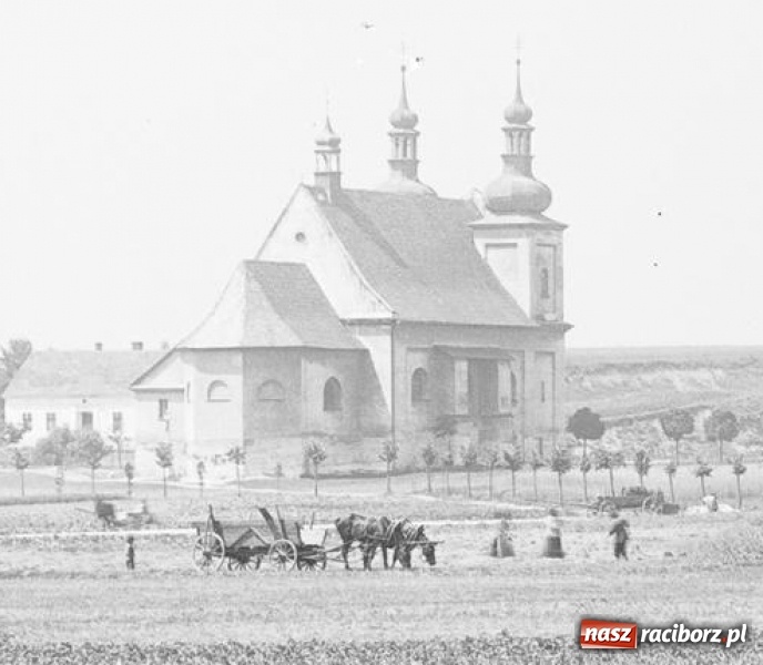 Zdjęcie w galerii na portalu naszraciborz.pl: Sto lat temu na raciborskiej ulicy. Ludzie, moda, samochody, sklepy... wiadomości z regionu