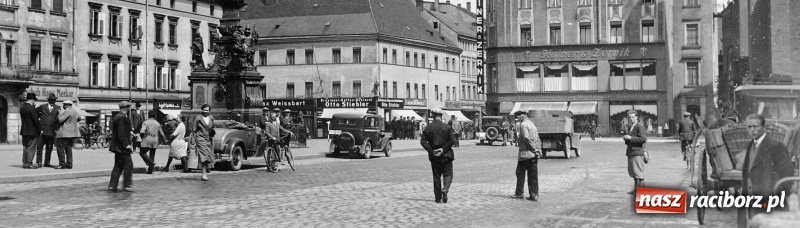 Zdjęcie w galerii na portalu naszraciborz.pl: Sto lat temu na raciborskiej ulicy. Ludzie, moda, samochody, sklepy... wiadomości z regionu