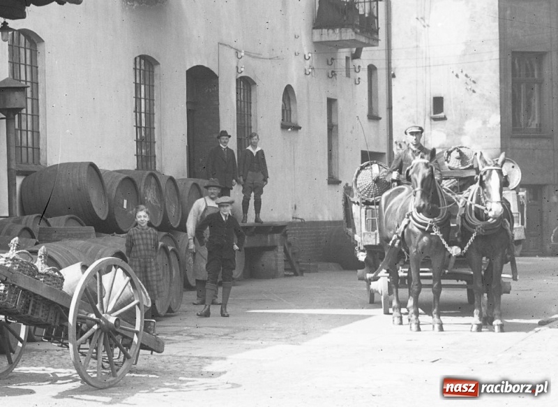 Zdjęcie w galerii na portalu naszraciborz.pl: Sto lat temu na raciborskiej ulicy. Ludzie, moda, samochody, sklepy... wiadomości z regionu