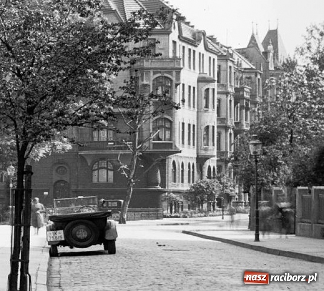 Zdjęcie w galerii na portalu naszraciborz.pl: Sto lat temu na raciborskiej ulicy. Ludzie, moda, samochody, sklepy... wiadomości z regionu