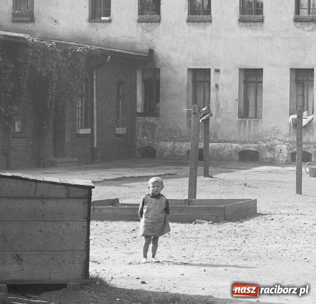 Zdjęcie w galerii na portalu naszraciborz.pl: Sto lat temu na raciborskiej ulicy. Ludzie, moda, samochody, sklepy... wiadomości z regionu