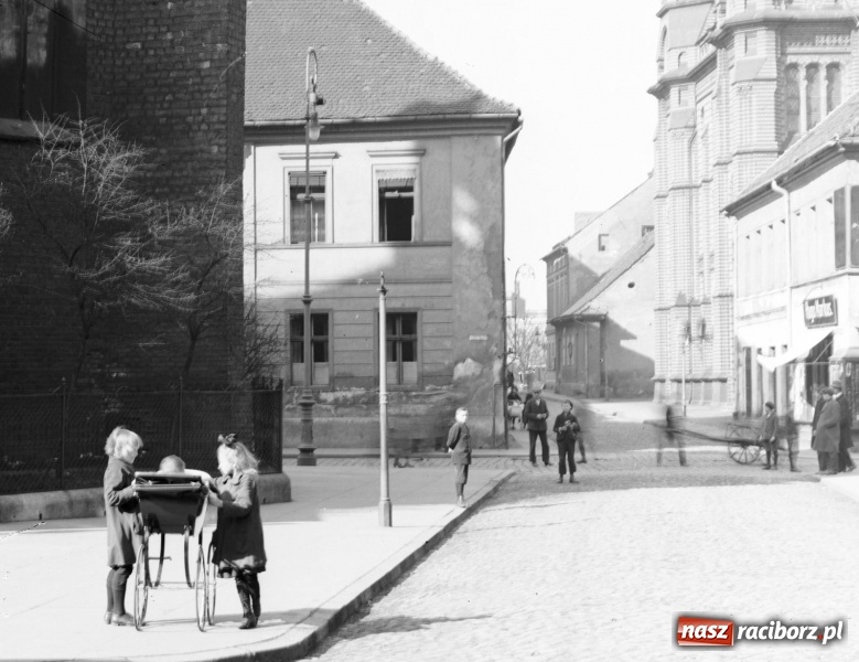 Zdjęcie w galerii na portalu naszraciborz.pl: Sto lat temu na raciborskiej ulicy. Ludzie, moda, samochody, sklepy... wiadomości z regionu