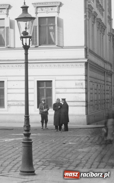 Zdjęcie w galerii na portalu naszraciborz.pl: Sto lat temu na raciborskiej ulicy. Ludzie, moda, samochody, sklepy... wiadomości z regionu