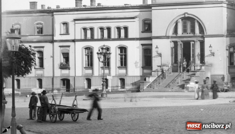 Zdjęcie w galerii na portalu naszraciborz.pl: Sto lat temu na raciborskiej ulicy. Ludzie, moda, samochody, sklepy... wiadomości z regionu