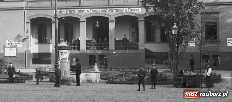 Zdjęcie w galerii na portalu naszraciborz.pl: Sto lat temu na raciborskiej ulicy. Ludzie, moda, samochody, sklepy... wiadomości z regionu