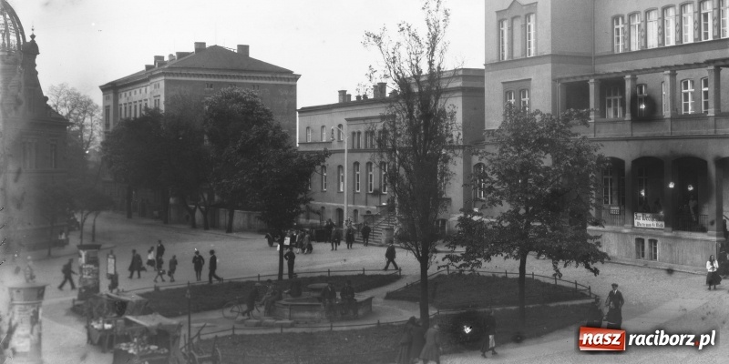 Zdjęcie w galerii na portalu naszraciborz.pl: Sto lat temu na raciborskiej ulicy. Ludzie, moda, samochody, sklepy... wiadomości z regionu