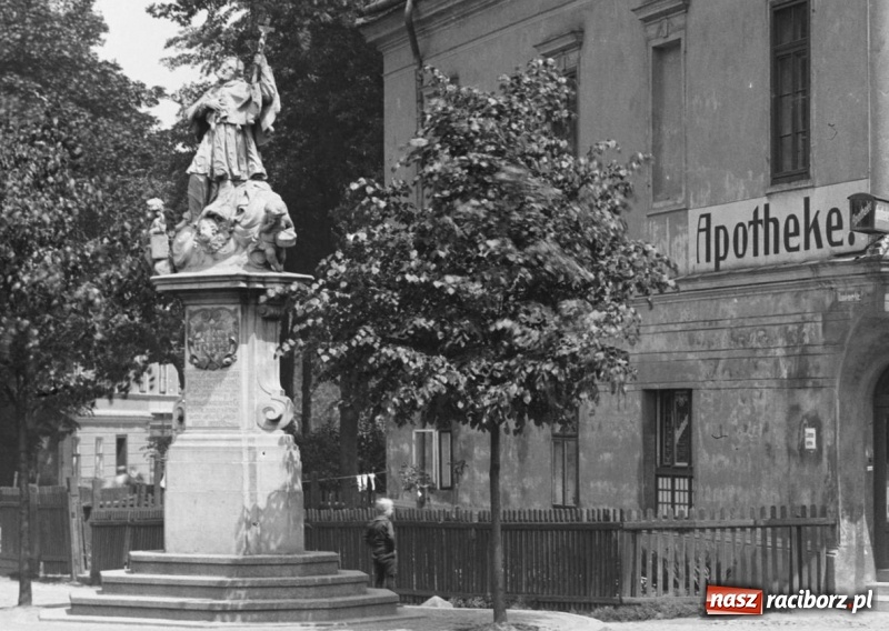 Zdjęcie w galerii na portalu naszraciborz.pl: Sto lat temu na raciborskiej ulicy. Ludzie, moda, samochody, sklepy... wiadomości z regionu