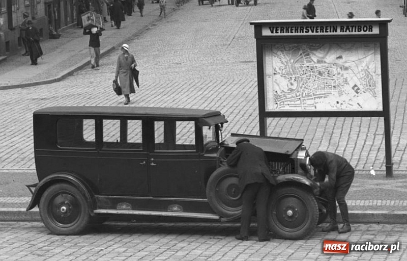 Zdjęcie w galerii na portalu naszraciborz.pl: Sto lat temu na raciborskiej ulicy. Ludzie, moda, samochody, sklepy... wiadomości z regionu