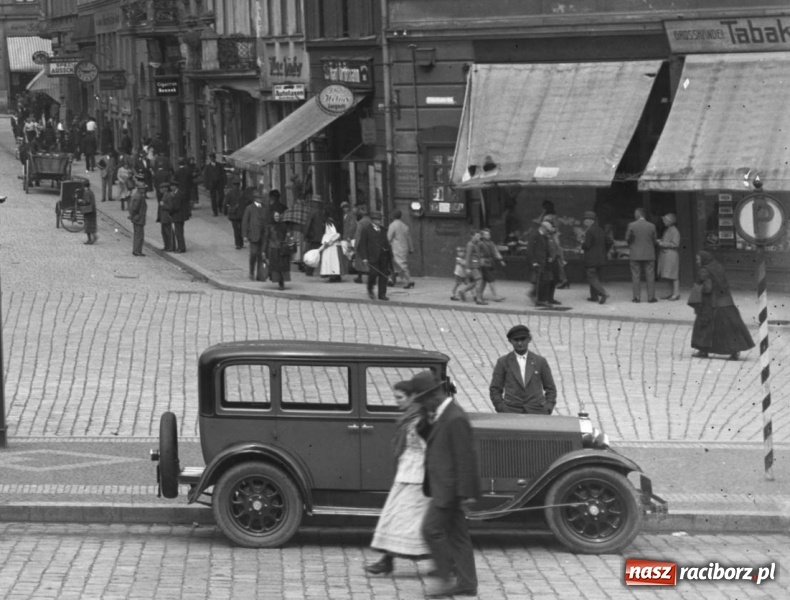 Zdjęcie w galerii na portalu naszraciborz.pl: Sto lat temu na raciborskiej ulicy. Ludzie, moda, samochody, sklepy... wiadomości z regionu