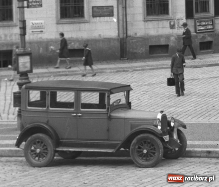 Zdjęcie w galerii na portalu naszraciborz.pl: Sto lat temu na raciborskiej ulicy. Ludzie, moda, samochody, sklepy... wiadomości z regionu