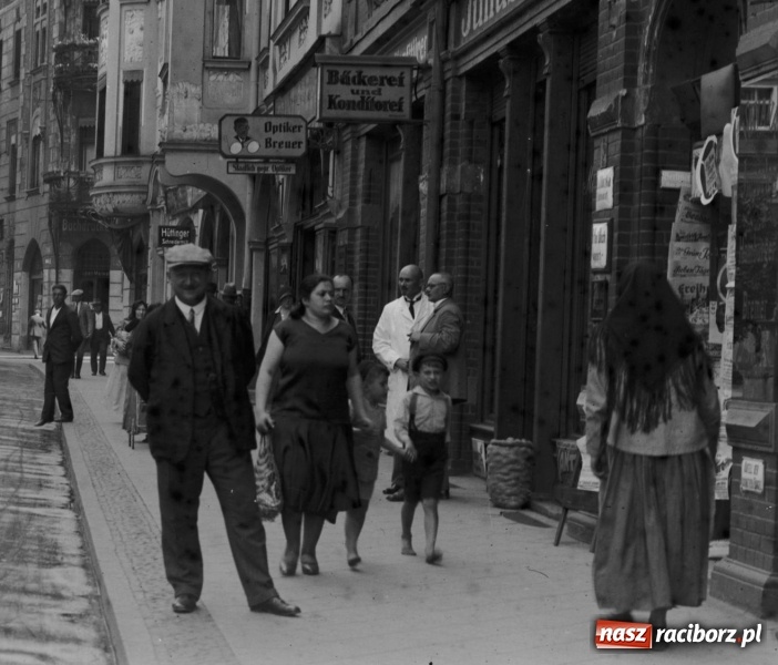 Zdjęcie w galerii na portalu naszraciborz.pl: Sto lat temu na raciborskiej ulicy. Ludzie, moda, samochody, sklepy... wiadomości z regionu