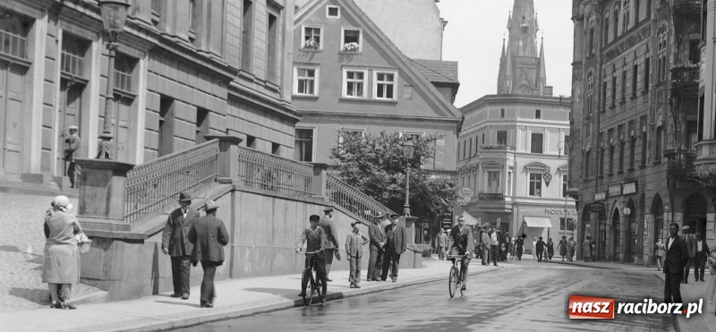 Zdjęcie w galerii na portalu naszraciborz.pl: Sto lat temu na raciborskiej ulicy. Ludzie, moda, samochody, sklepy... wiadomości z regionu