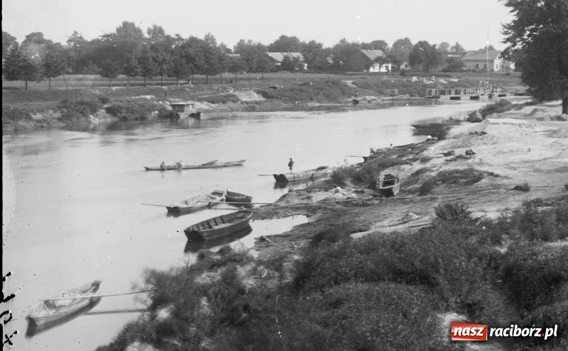 Zdjęcie w galerii na portalu naszraciborz.pl: Sto lat temu na raciborskiej ulicy. Ludzie, moda, samochody, sklepy... wiadomości z regionu