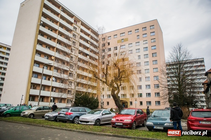 Zdjęcie w galerii na portalu naszraciborz.pl: Akcja strażaków na Mysłowickiej. Zadymienie w wieżowcu  wiadomości z regionu