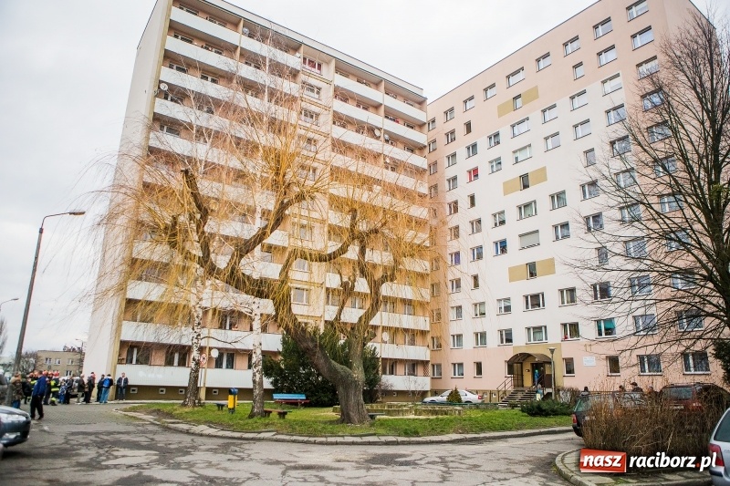 Zdjęcie w galerii na portalu naszraciborz.pl: Akcja strażaków na Mysłowickiej. Zadymienie w wieżowcu  wiadomości z regionu