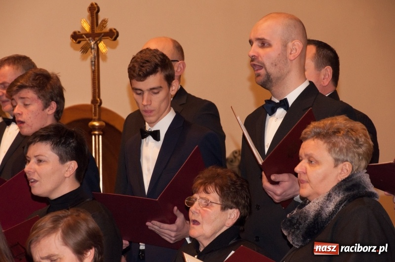 Zdjęcie w galerii na portalu naszraciborz.pl: Koncert, którego miało nie być… Chór z Babic kolędował w hołdzie dla Wiktorii	 wiadomości z regionu