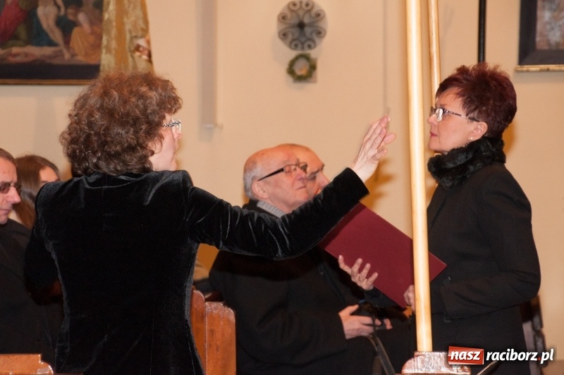 Zdjęcie w galerii na portalu naszraciborz.pl: Koncert, którego miało nie być… Chór z Babic kolędował w hołdzie dla Wiktorii	 wiadomości z regionu