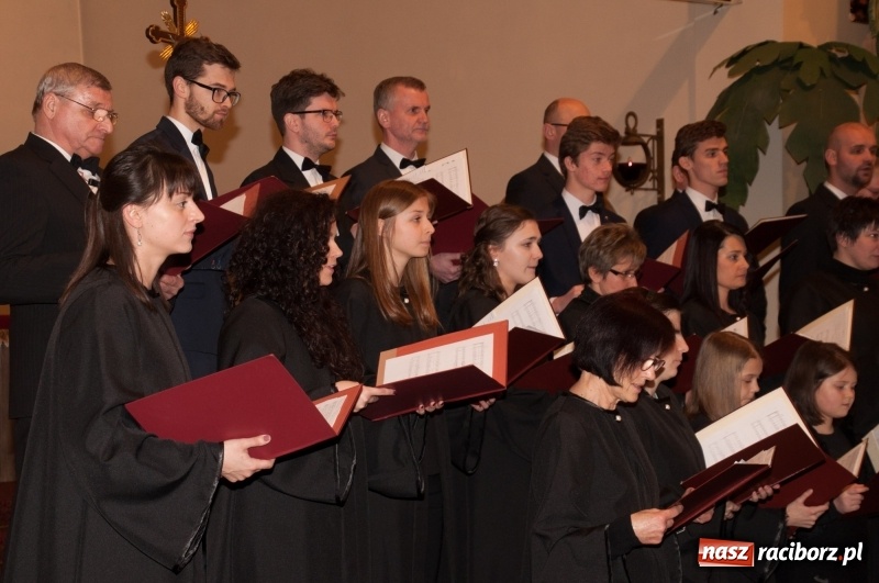 Zdjęcie w galerii na portalu naszraciborz.pl: Koncert, którego miało nie być… Chór z Babic kolędował w hołdzie dla Wiktorii	 wiadomości z regionu