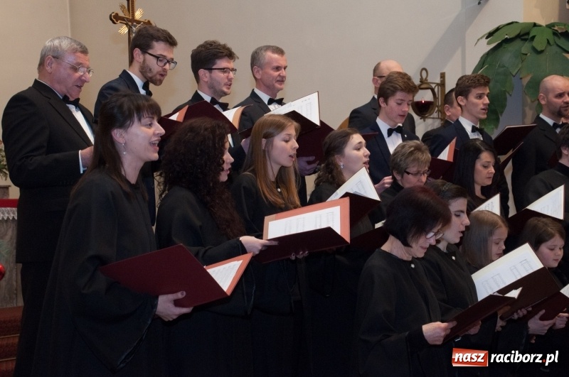 Zdjęcie w galerii na portalu naszraciborz.pl: Koncert, którego miało nie być… Chór z Babic kolędował w hołdzie dla Wiktorii	 wiadomości z regionu