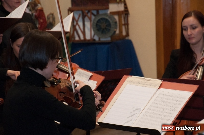 Zdjęcie w galerii na portalu naszraciborz.pl: Koncert, którego miało nie być… Chór z Babic kolędował w hołdzie dla Wiktorii	 wiadomości z regionu