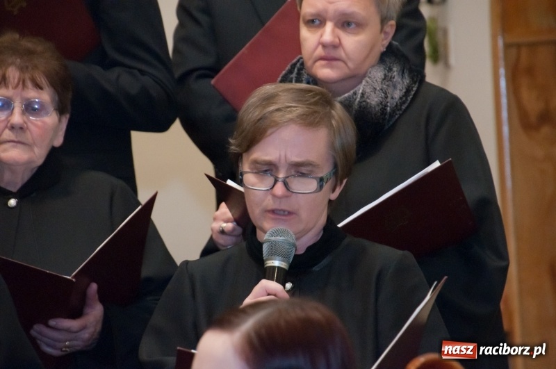 Zdjęcie w galerii na portalu naszraciborz.pl: Koncert, którego miało nie być… Chór z Babic kolędował w hołdzie dla Wiktorii	 wiadomości z regionu