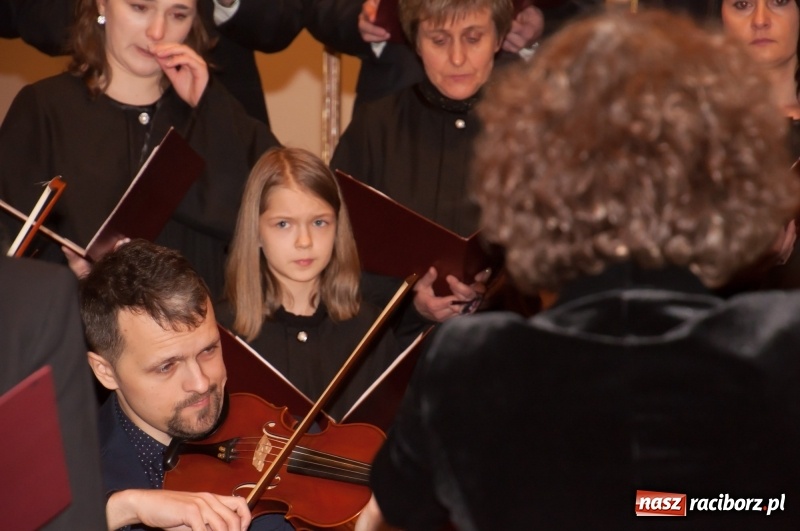 Zdjęcie w galerii na portalu naszraciborz.pl: Koncert, którego miało nie być… Chór z Babic kolędował w hołdzie dla Wiktorii	 wiadomości z regionu