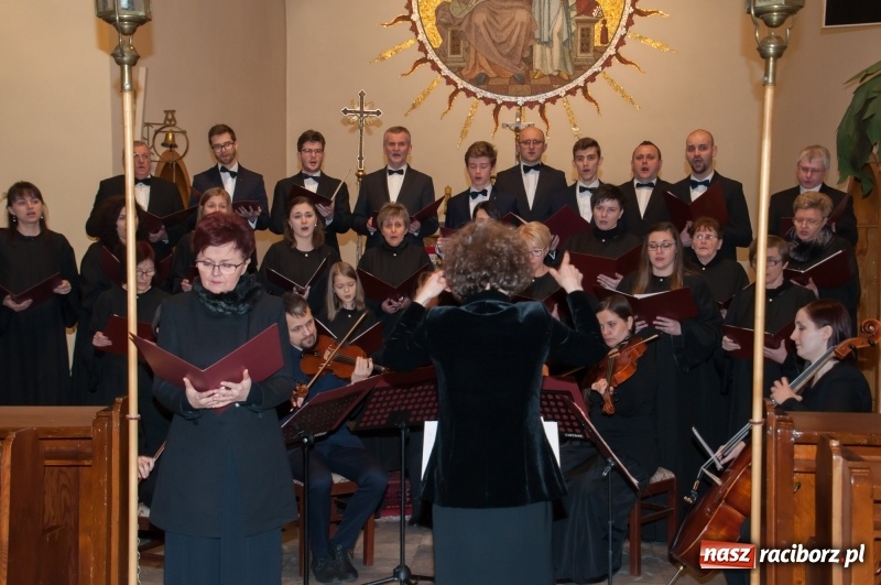 Zdjęcie w galerii na portalu naszraciborz.pl: Koncert, którego miało nie być… Chór z Babic kolędował w hołdzie dla Wiktorii	 wiadomości z regionu