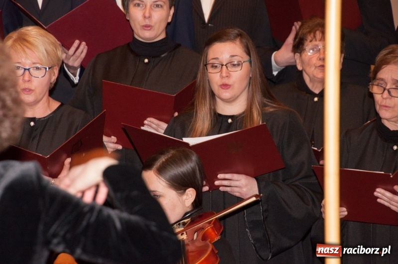 Zdjęcie w galerii na portalu naszraciborz.pl: Koncert, którego miało nie być… Chór z Babic kolędował w hołdzie dla Wiktorii	 wiadomości z regionu