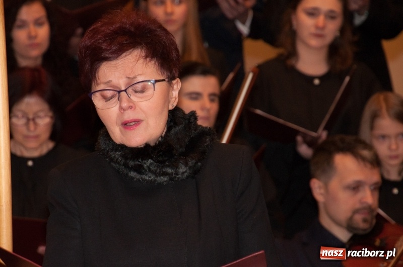 Zdjęcie w galerii na portalu naszraciborz.pl: Koncert, którego miało nie być… Chór z Babic kolędował w hołdzie dla Wiktorii	 wiadomości z regionu