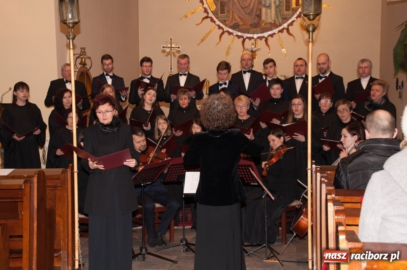 Zdjęcie w galerii na portalu naszraciborz.pl: Koncert, którego miało nie być… Chór z Babic kolędował w hołdzie dla Wiktorii	 wiadomości z regionu